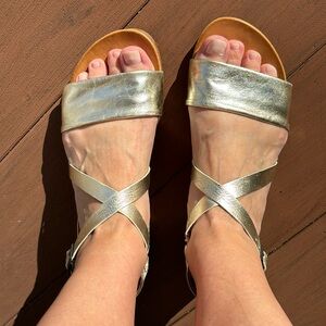 Mix Mooz size 8 gold flat sandals.